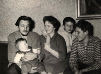 Petr Císařovský první zprava s rodiči a bratrem - listopad 1962