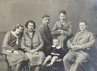 Rodina Kozlových – zleva maminka pamětníka Jiřina Kozlová, babička pamětníka Marie Kozlová, dědeček Josef Kozel a tři matčini bratři, 30. léta