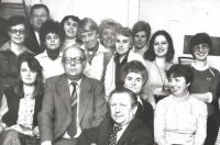 Programové ústředí Českosl. rozhlasu v době normalizace, Jana Procházková vzadu vprostřed, vpředu vedoucí Pavel Nyklas