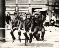 Petr Císařovský (druhý zprava) se spolužáky před Domem potravin v Praze 1966