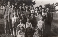 Miroslav Jurníček v horní řadě třetí zprava, rodinné setkání, Hačky, konec 50. let 