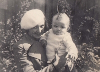 S maminkou Aloisií Hlačíkovou