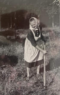 Matka pamětníka, Hačky, 40. až 50. léta