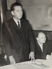 Jan Procházka při projevu jako šéf plzeňského rozhlasu, 1963