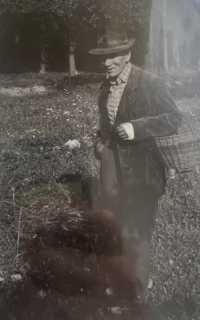 Otec pamětníka, Hačky, 40. až 50. léta