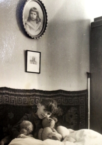 Malý Vladimír Škvor (na fotografii nad ním je jeho otec Ladislav v dětském věku)