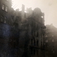 Následky náletu na Prahu v únoru 1945 objektivem otce pamětníka Ladislava Škvora