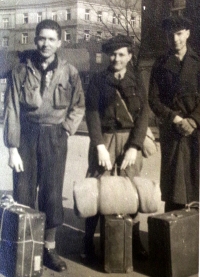 Bratr pamětníka Zdeněk Škvor (vlevo) před odjezdem na Moravu, kam byl povolán do oddílů Technische Nothilfe na kopání zákopů - autor fotografie Ladislav Škvor