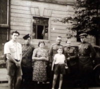 Rodina Škvorova s ukrajinskými důstojníky Rudé armády - autor fotografie Ladislav Škvor
