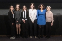 Alena Vejvodová s týmem z projektu Příběhy našich sousedů na závěrečné prezentaci 