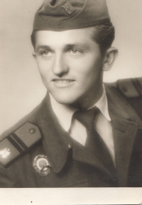 Bratr ve vojenské uniformě