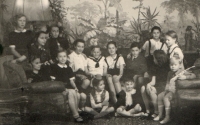 Dětská besídka, sešlost za účasti dětí z různých rodin včetně Bubno-Litic. Úplně vpravo chlapec s trumpetou je Václav Havel, konec 30. let 