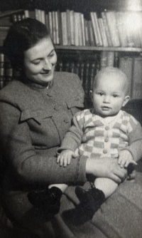 Maminka se synem Josefem, 1946