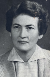 Maminka před zatčením, 1947