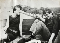 Helena "na stopu" do Prahy, kde se seznámila s budoucím kamarádem