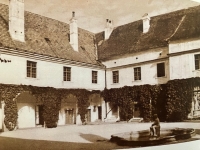 Vnitřní nádvoří zámku Loosdorf