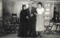 Divadelní spolek na Kuksu, Květuše Plášilová uprostřed, divadelní hra Klíče, rok 1961