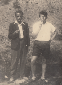 Jan Vlach (vlevo) druhým rokem učněm na pekaře v Kyjích u Prahy, 1948.