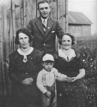 S maminkou Martou, tatínkem Karlem a tetou Františkou v Horním Kostelci v roce 1934