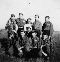 Družina Psohlavci v Jilemnici po první obnově skautu - Zbyněk Janovský v první řadě uprostřed