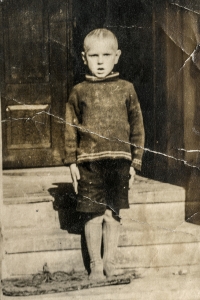 Josef Prejda na fotografii z roku 1942, tedy z doby, kdy nastoupil do první třídy základní školy v Uhlířově