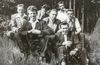 Kamarádi v lese Megruntě. Zadní řada zleva: Zbyslav Prejda, x, Jan Montag, prostřední řada zleva: Robert Andrla, Josef Prejda, Břetislav Bajer, úplně dole Jaroslav Montag. Fotografie přibližně z roku 1955