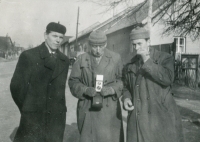 V Uhlířově na hlavní silnici v dolní části obce. Dům vpravo je Tichých. Zleva stojící: Josef Prejda, Josef Tichý a Jaroslav Montag. Zhruba polovina 50. let 20. století