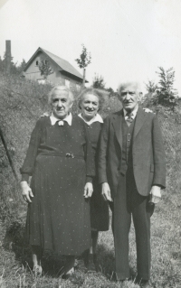 Rodina Nýdrlova ze Semil – matka s otcem a mezi nimi jejich dcera. U této rodiny byl Josef Prejda v roce 1946 ubytovaný v době, kdy uhlířovské děti pozvalo město Semily na zhruba dvoutýdenní rekreační pobyt