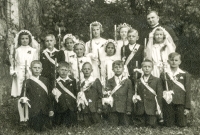 První svaté přijímání Josef Prejdy – klečícího jako první zleva v roce 1946