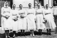 Slečny z banátské Svaté Heleny, rok 1972, pamětníkova manželka Barbora Klepáčková čtvrtá zleva