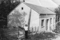 Alois Klepáček u svého domu na Svaté Heleně v Banátu, rok 1976