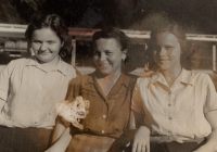 Marie Mühlbergerová (zcela vlevo) na výletě v Luhačovicích