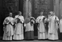 S novokněžími a kardinálem Tomáškem (r. 1981)