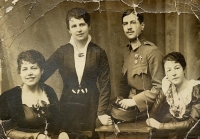 Otec Evy Eisner Artur Bloch se svými třemi sestrami ve Vídni, rok 1914