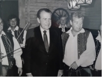Prezident Nixon (vlevo) na cimbálovce; 1972