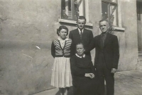 Anna Feigl s bratrem a rodiči v Podkrušnohoří, 1953