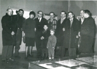 Skupina Máj 57 na výstavě Jiřího Martina v roce 1964, zleva Podhrázský, Fremund, Kolínská, Dydek, Vysušil, Dvořák, Piesen, Nolč, Chlupáč, děti David Dydek vlevo