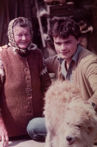 Tchyně Zita Reiterová s druhorozeným synem pamětnice, Mojmírem Mühlbergerem (*1962)