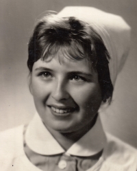 Vanda Tomášková, maturitní foto, Plzeň, 1961