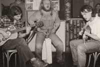 Vánoční setkání s přáteli (1985) - Radomír Kiss se nachází nalevo