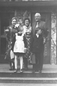 S bratrem před školou, 1983