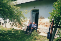 Vladimír Knob s bratrem Josefem u vchodu do rodného domu v Ulbárově na Volyni 2007