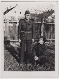Vojtěch Kymperger před rodným domem s kamarádem Václavem Maškem ze Sedlicka (v podřepu), Stod, 1953
