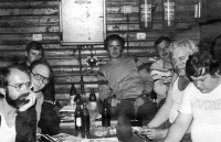 Václav Dosoudil třetí zleva s kolegy na chatě ve Sloupu u Nového Boru