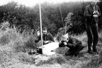 Václav Dosoudil fotografuje monitor přenosné televize sovětské výroby značky Šilelis. K odclonění denního světla slouží speciální rukodělně vyrobený tubus,  Rujána na přelomu 70. a 80. let