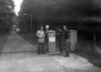 Členové DX Klubu před vstupem do ionosférické stanice, Rujána na přelomu 70. a 80. let