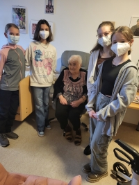 Božena Tomšová s žáky z projektu Příběhy našich sousedů v roce 2025