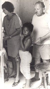 Na fotografii zleva: Mirka Rohelová, Janika Kolářová, Jiří Severin, Velehrad, 2000