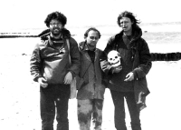 Uprostřed Ctibor Navrátil s disidenty Alešem Bartuskem (vlevo) a Ivo Mludkem