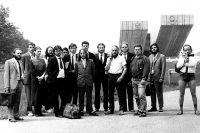 Recesistické setkání disidentů u památníku Ostravsko-opavské operace v Hrabyni koncem 80. let. Zleva Ctibor Navrátil, Petr Šulák s manželkou Pavlou, s brýlemi Jaromír Piskoř, Ivo Mludek, Lumír Salzmann, Petr Sony Sonnenstein z Krnova, Zdeněk Kubica, Milan Skorčák „Skorča“, předposlední vpravo Petr Strnadel. S kamerou Oldřich Honěk z Hlučína, který se chystal natáčet estébáky, kteří účastníky akce natáčeli